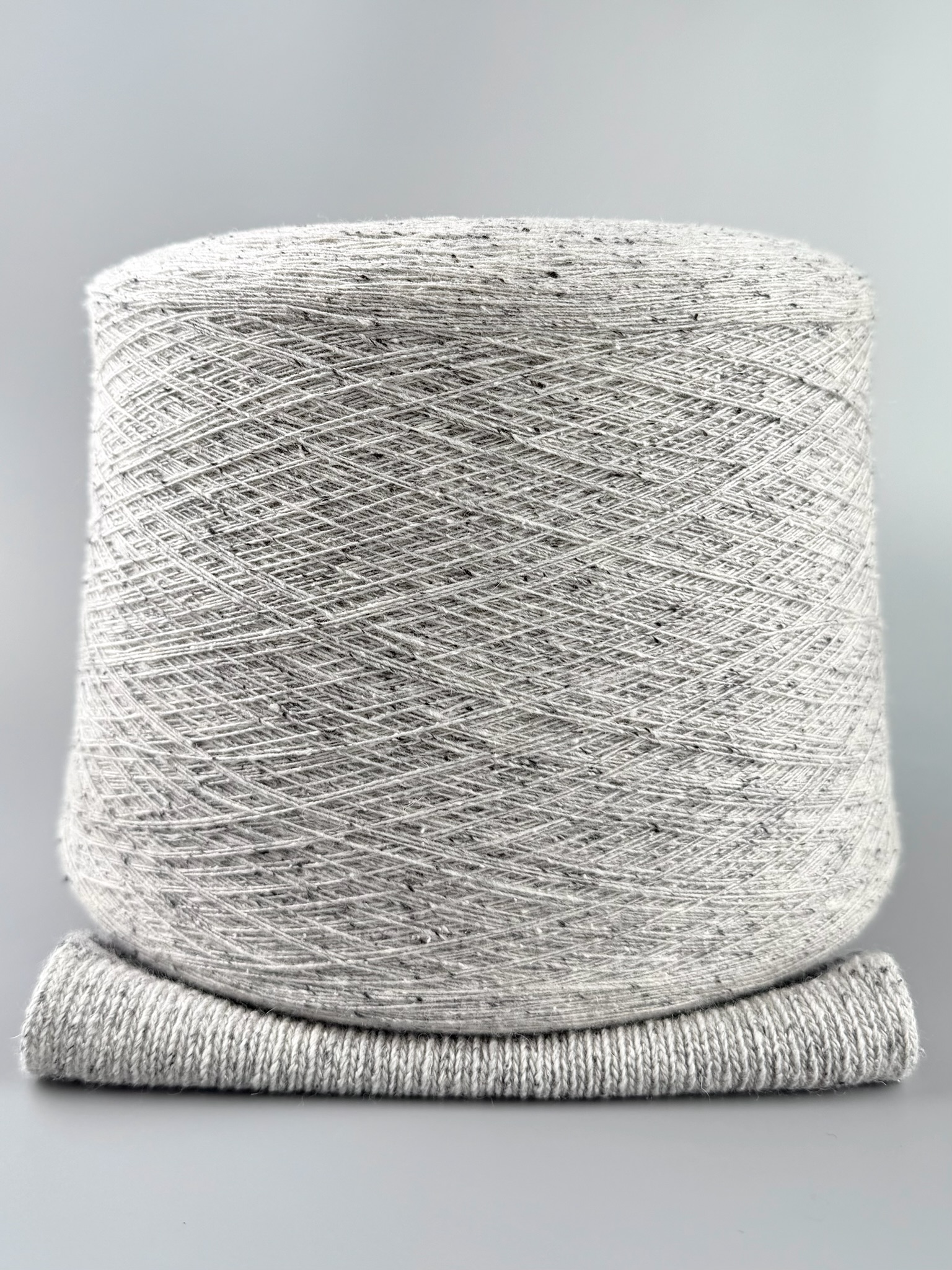 Zimpfer Wolle Selezione Art. Cardiff Tweed Nm 1/10500 – Merino Seide Garn col. Hellgrau foto 2